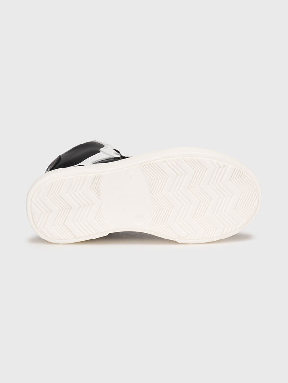 Black and white sports shoes with logo accents - 5