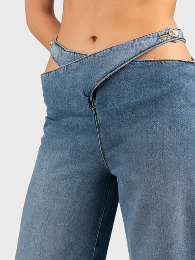 Blue jeans with accent fastening - 4