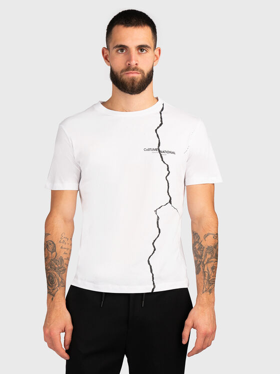 Бяла памучна тениска с акцентен принт - 1