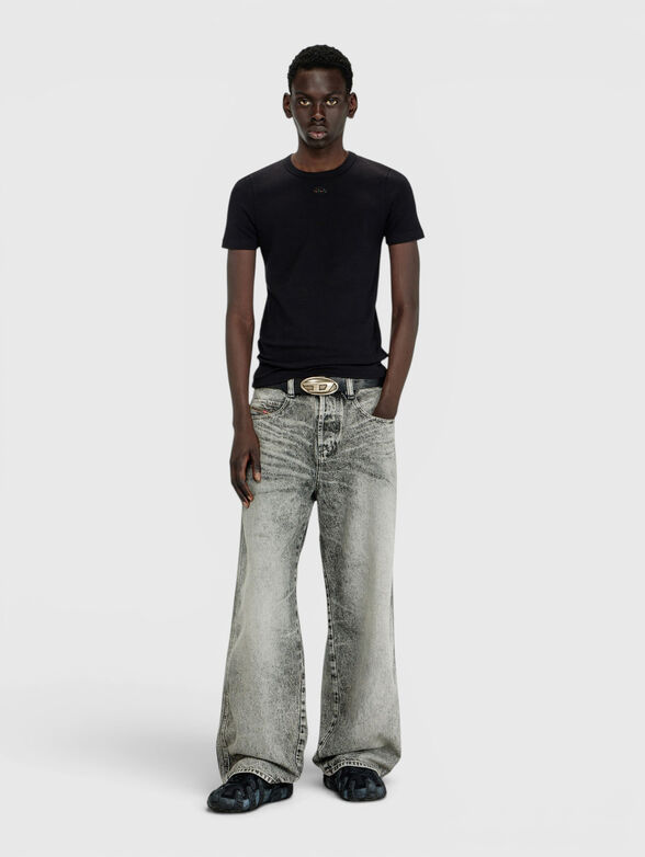 Slim T-shirt with a round neckline  - 2