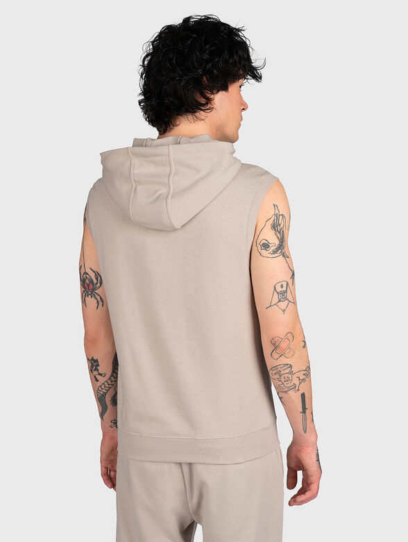 Sleeveless sports sweatshirt with hood - 2