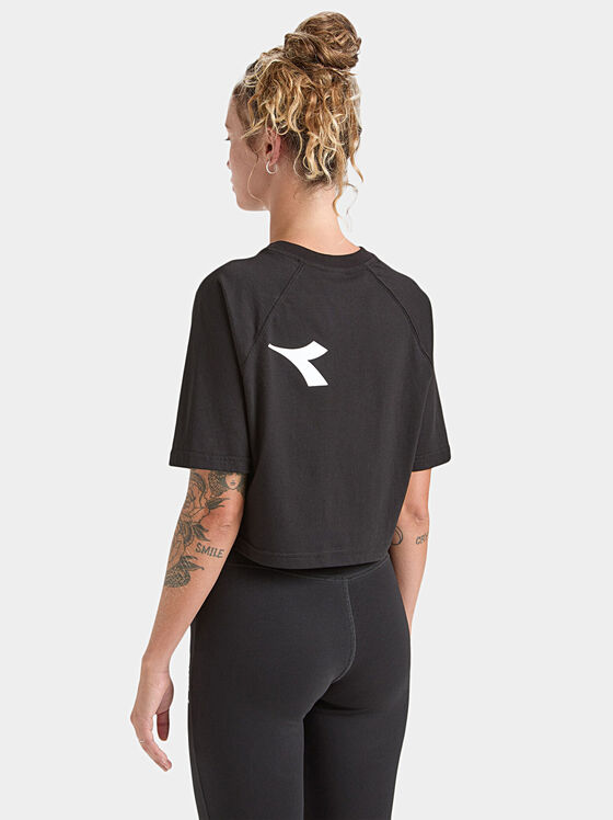 Черна скъсена тениска с лого акценти - 2