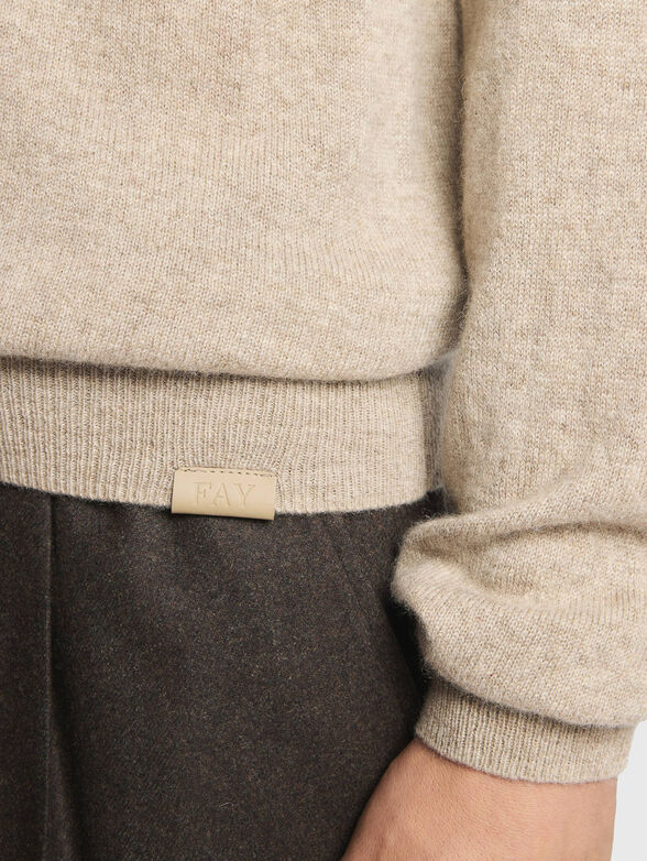 Cashmere sweater with an oval neckline - 4