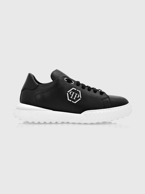 Sports shoes in black with logo accent  - 1
