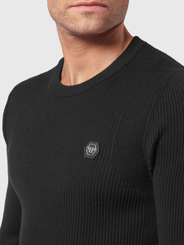 Beige sweater with oval neckline  - 4