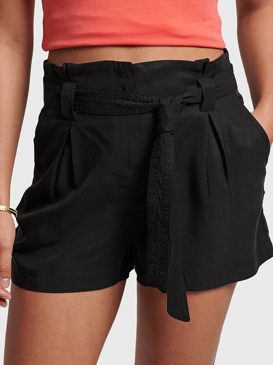 Къси панталони с колан - 1