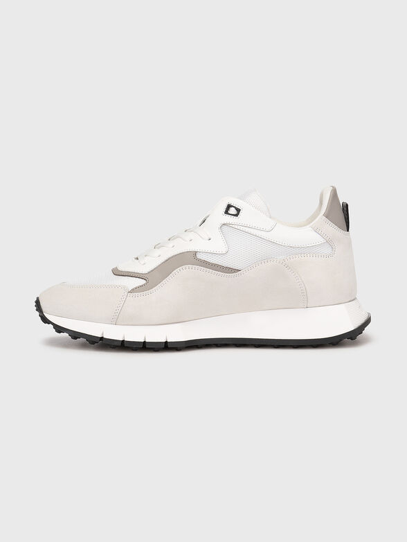 Sports shoes with contrast elements - 4