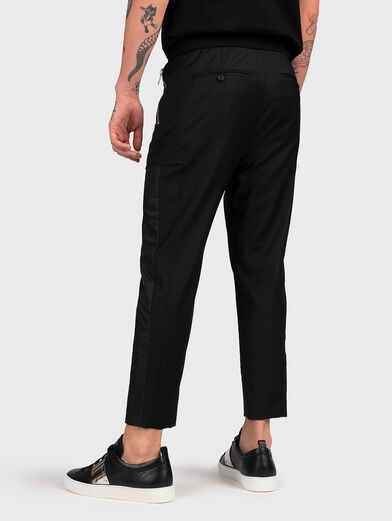 Trousers with pockets and zippers - 2