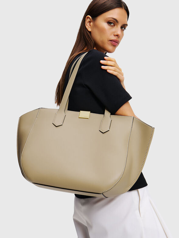 Leather bag with golden logo detail - 2