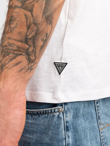 Black T-shirt with contrasting print - 4