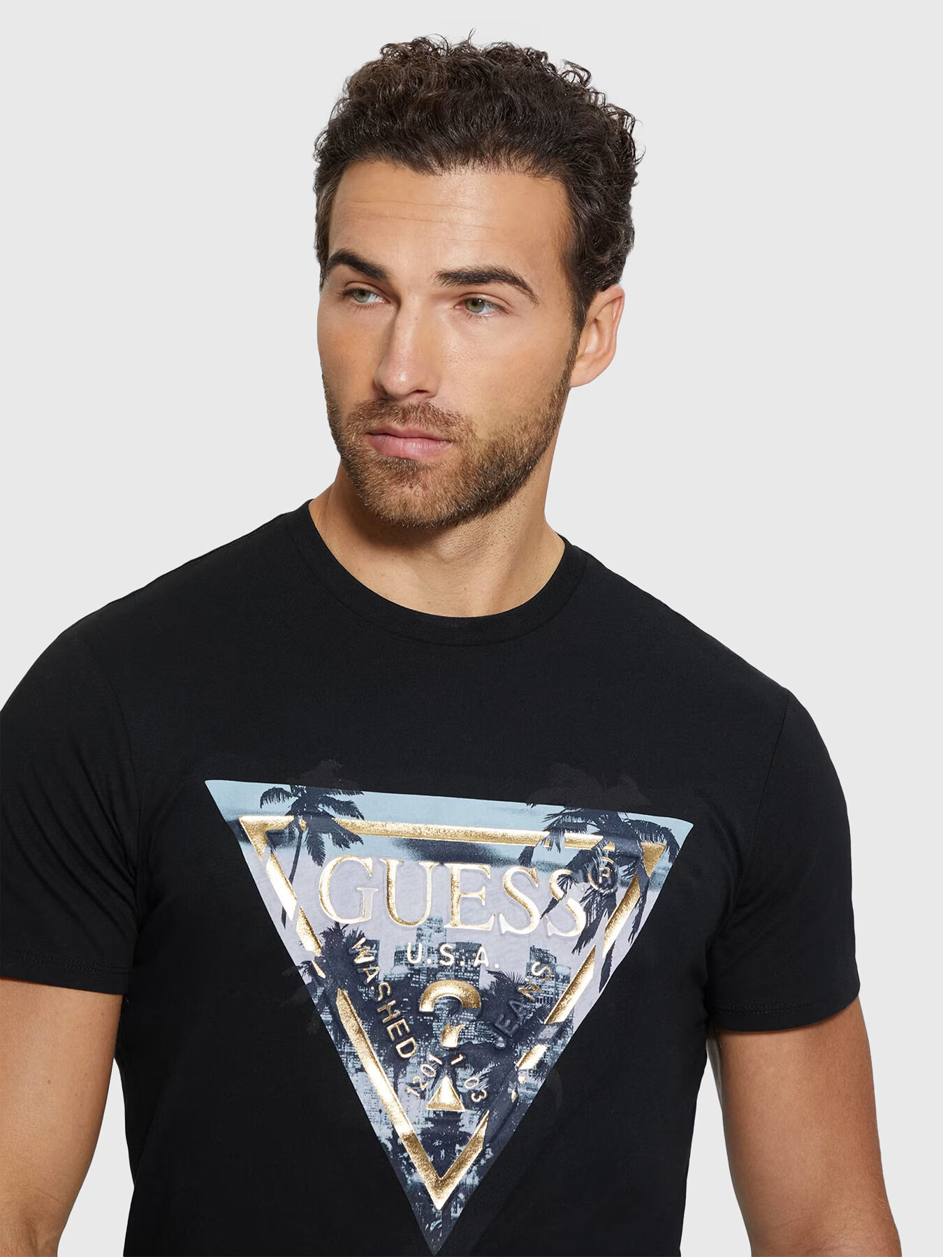 Black cotton T shirt with gold logo brand GUESS Globalbrandsstore en
