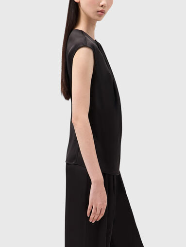 Black top with a zip on the back - 4