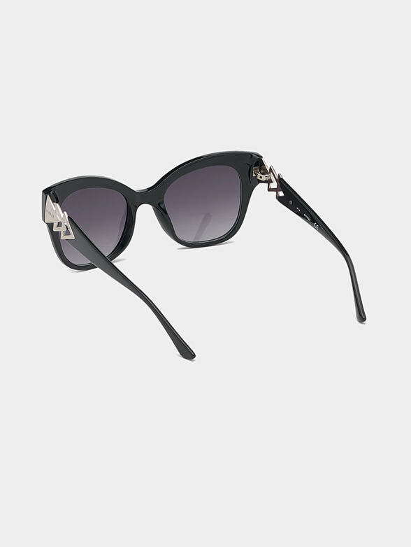 Black sunglasses with triangle logo - 3