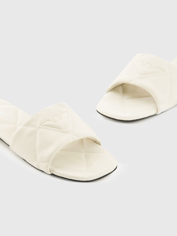 Black slippers with quilted effect - 4