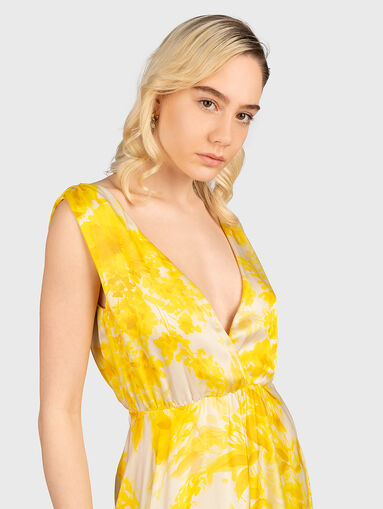 Long V-neck dress with floral print - 4