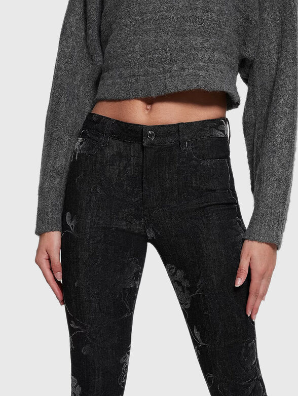 Skinny jeans with floral details - 4