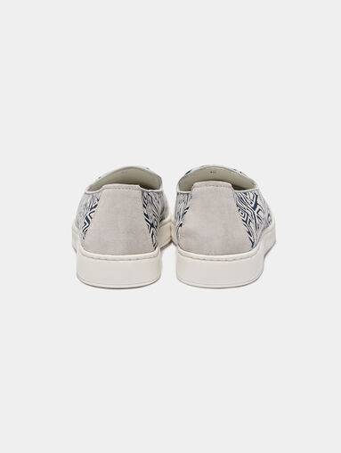Slip on shoes with contrasting prin - 4