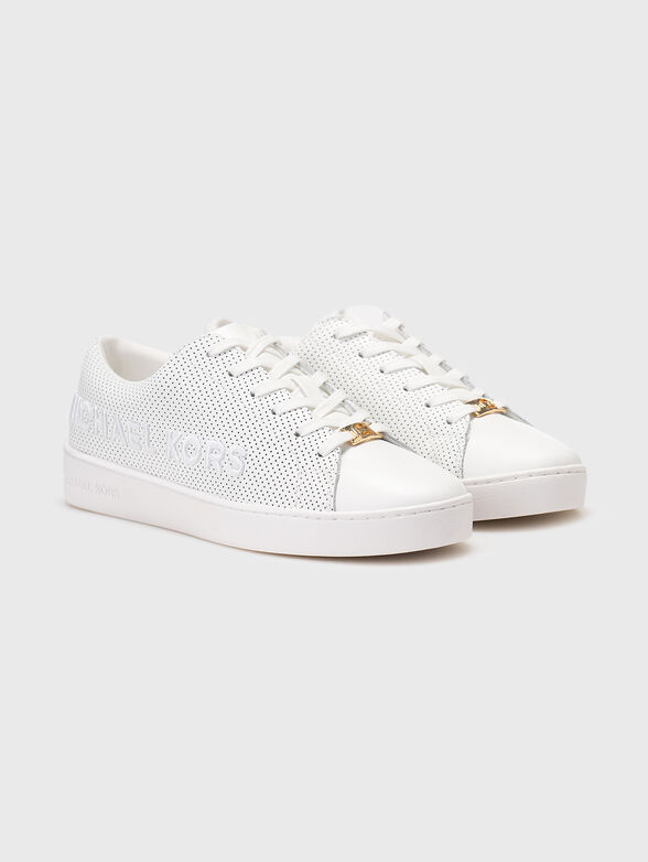 White sports shoes with accent logo - 2