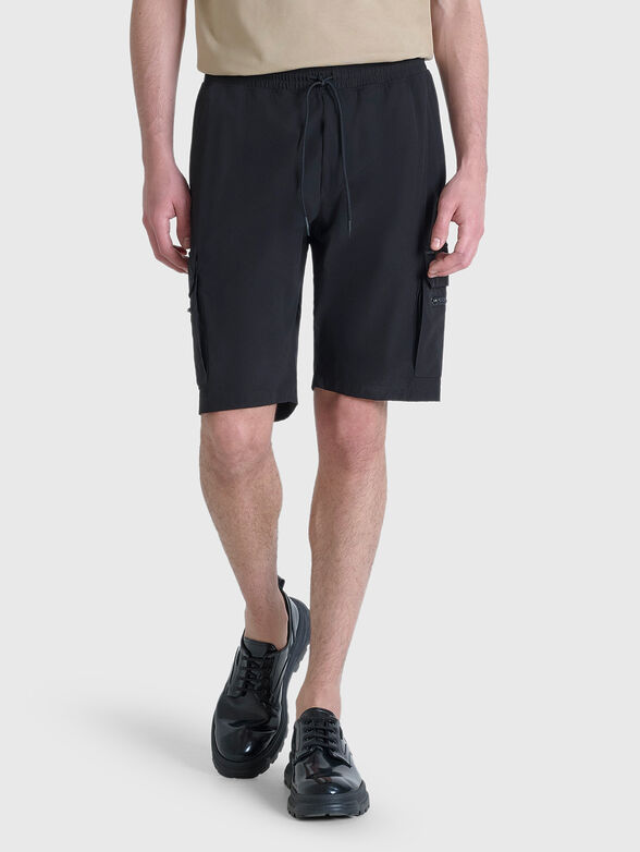 Sports shorts with accent pockets - 1
