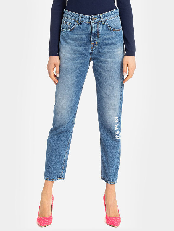 Shortened straight jeans with logo print - 1