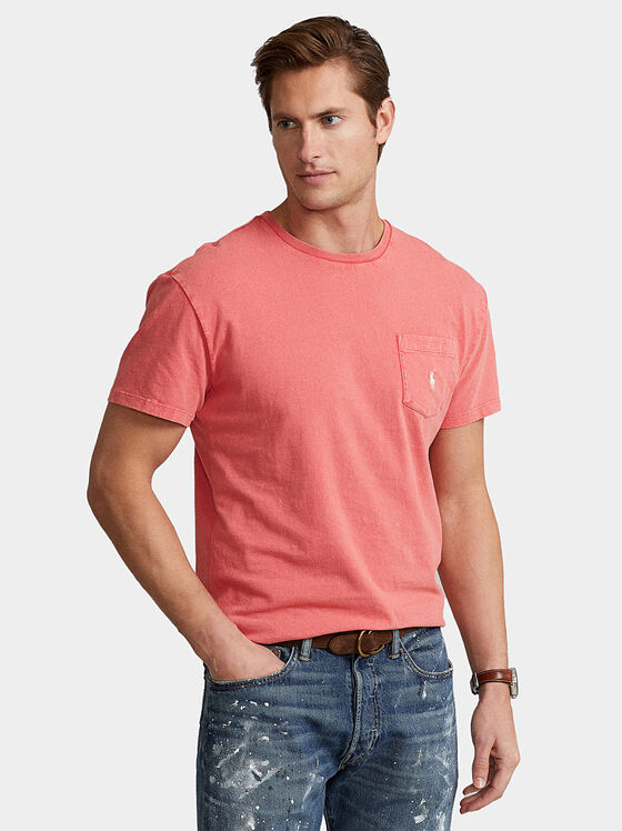 Тениска с джоб и лого бродерия в коралов цвят - 1