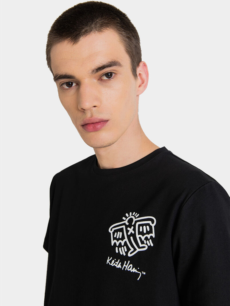 Black T-shirt with accent print on the back - 3