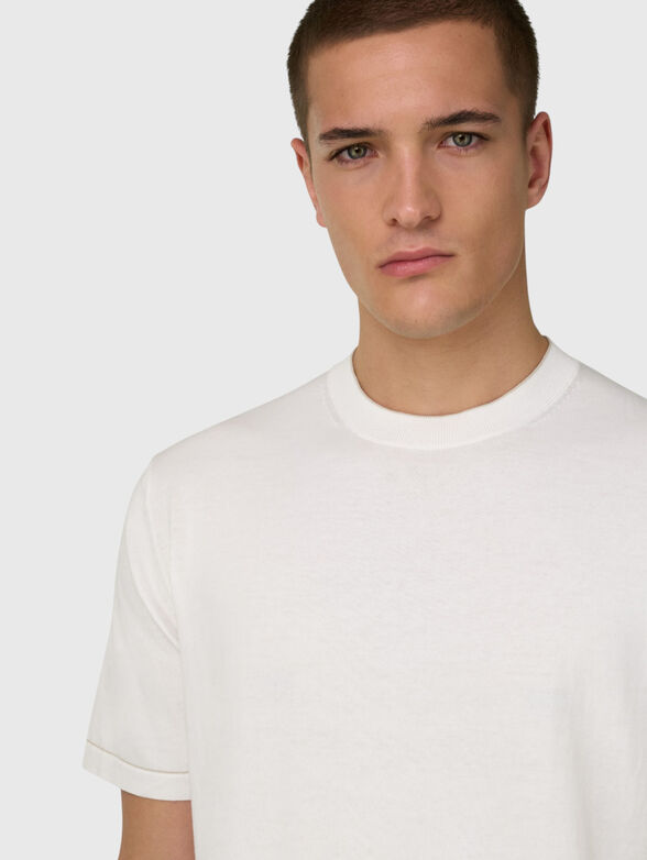 White t-shirt - 4