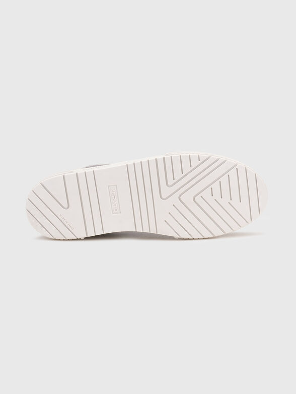 Sports shoes with logo - 5