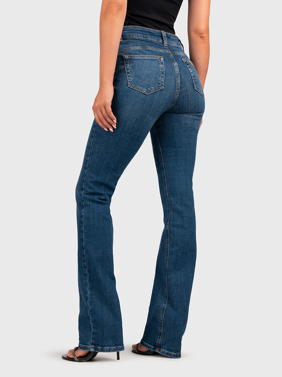 Дънки с лого аксесоари на джобовете - 2