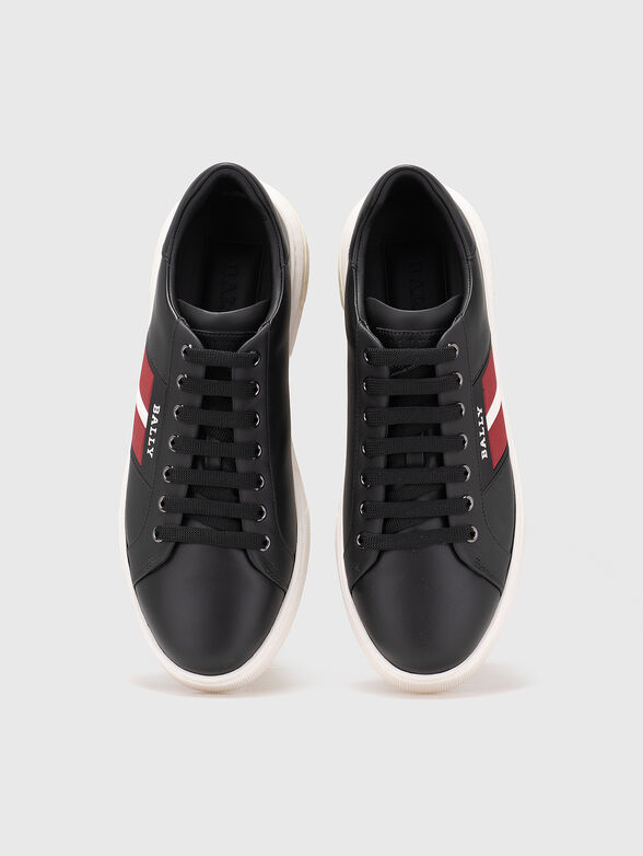 Sneakers with a contrasting logo - 6