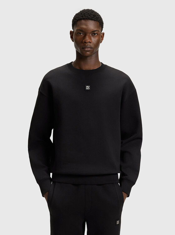 Суитшърт с овално деколте в черно - 1