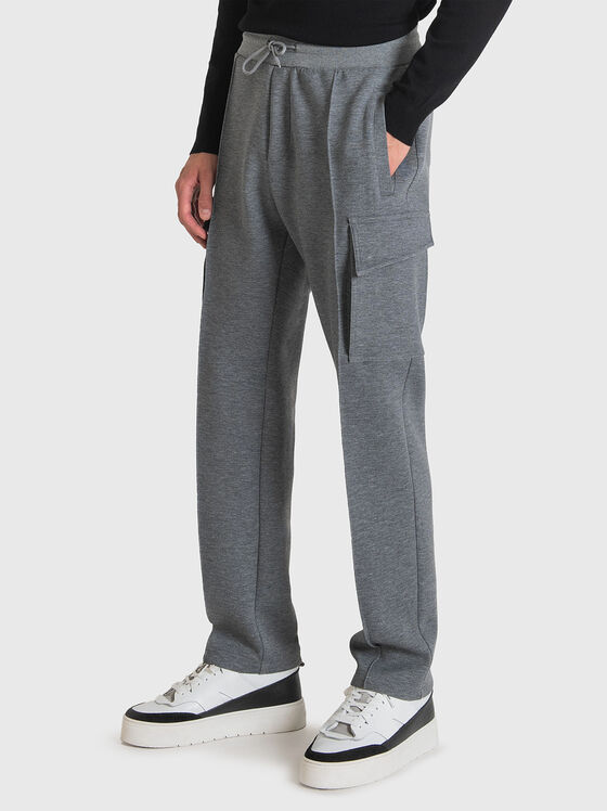 Сив спортен панталон с акцентни джобове - 1