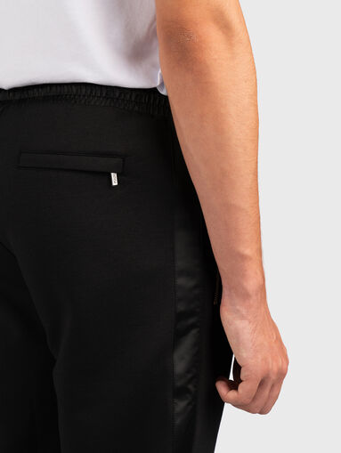 Sports trousers with contrast stripe - 3
