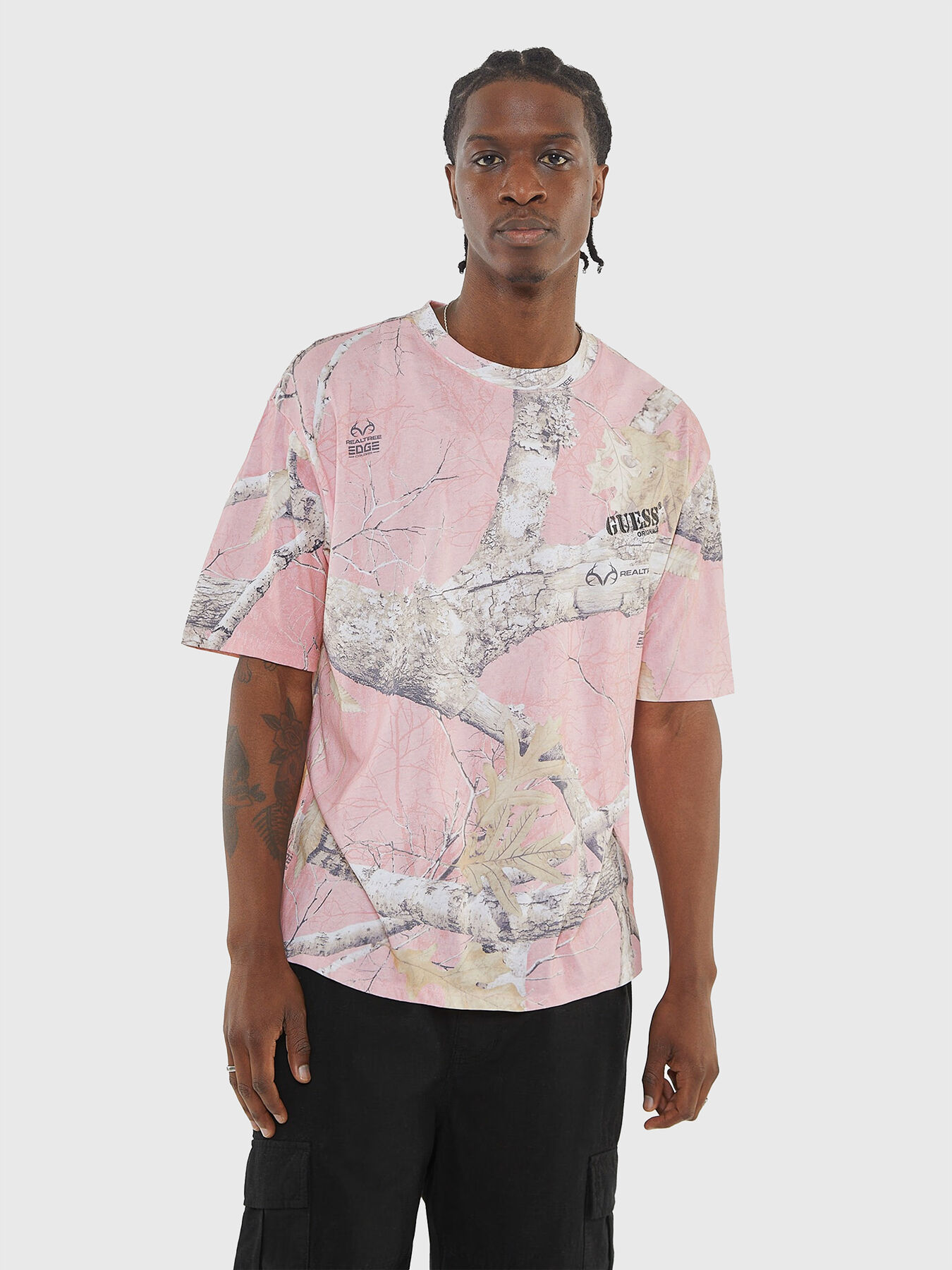 REALTREE cotton T shirt with forest motifs brand GUESS JEANS Globalbrandsstore en