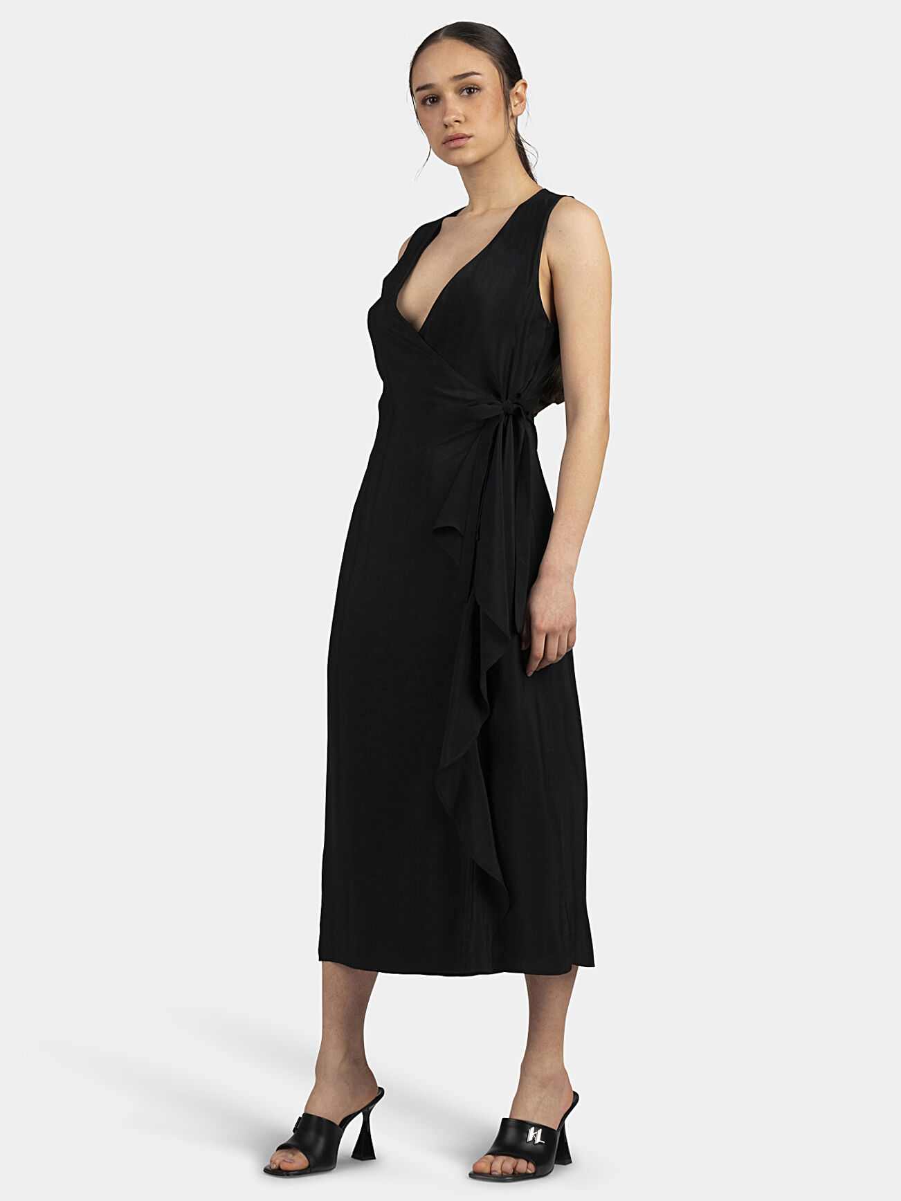 Elegant black dress with V neck brand TRUSSARDI Globalbrandsstore en