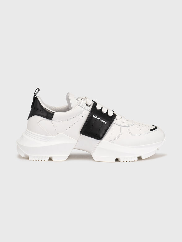 Sports shoes with contrasting elements - 1