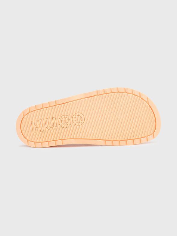 Beach slippers with logo detail in black - 5