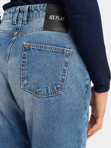 Shortened straight jeans with logo print - 4