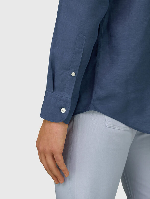 Shirt with contrasting buttons - 4