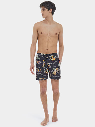 Black beach shorts with Hawaiian print - 3