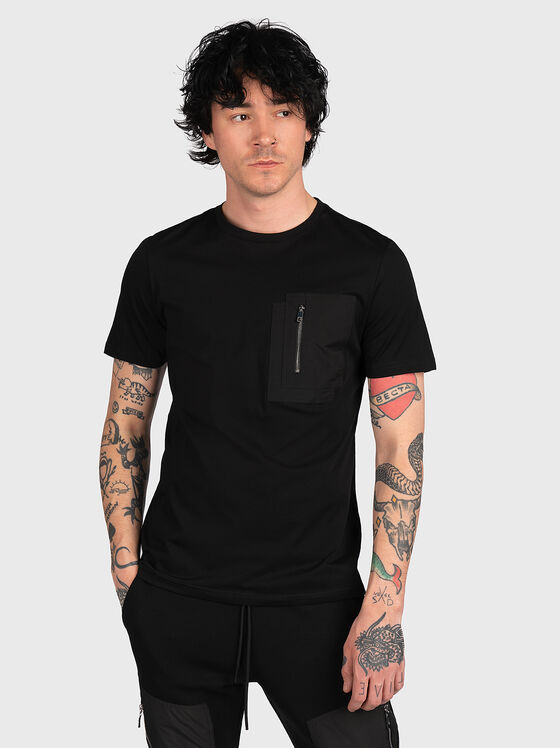 Черна памучна тениска с джоб - 1