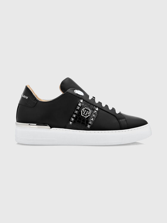 Leather sports shoes with metal studs - 1
