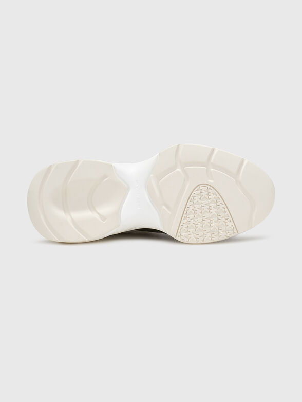 Sneakers with a contrasting logo - 5