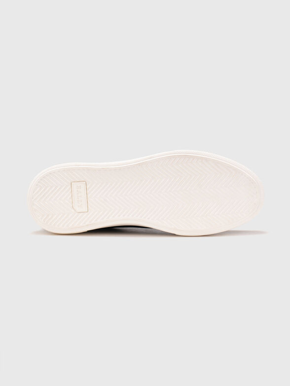 Sneakers with a contrasting logo - 5