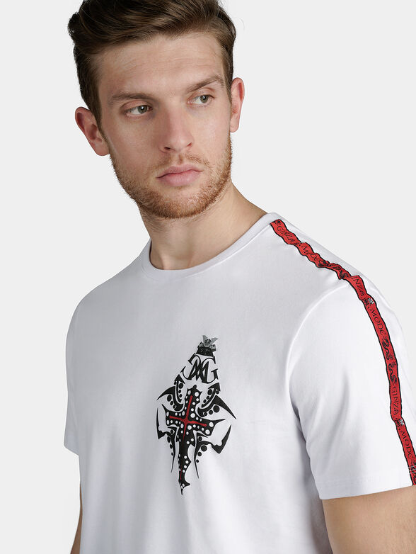 White T-shirt with contrasting embossed prints - 6