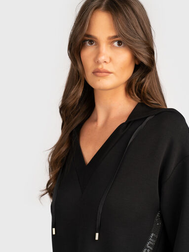 V-neck sweatshirt - 4