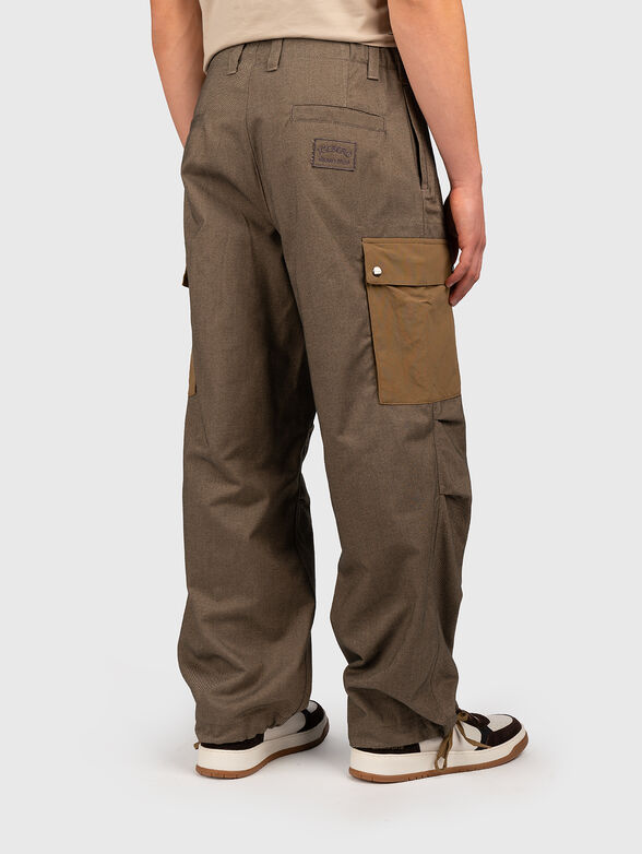 Cargo pants with contrast pockets - 2