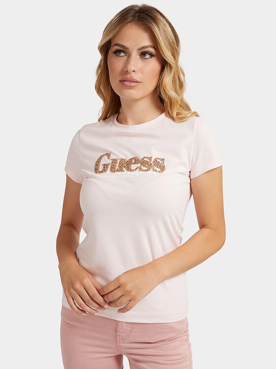 Тениска в бледорозов цвят с релефно лого - 1