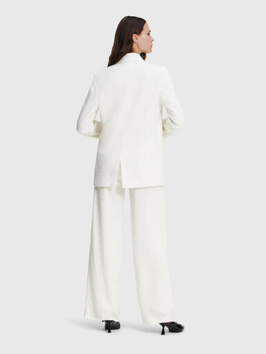 White blazer with contrasting buttons - 3