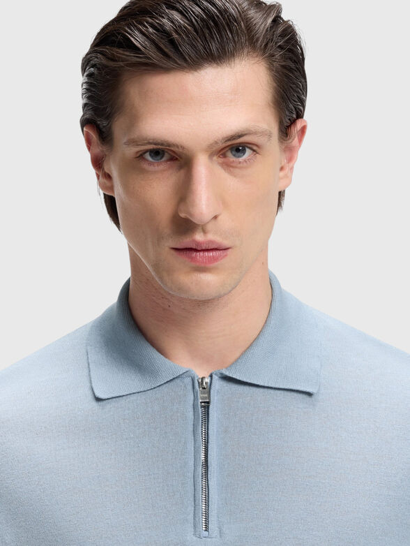 Short-sleeved sweater with a zip on the collar - 4